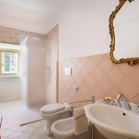 Holiday home Dimora Lustrelle Con Parco Privato