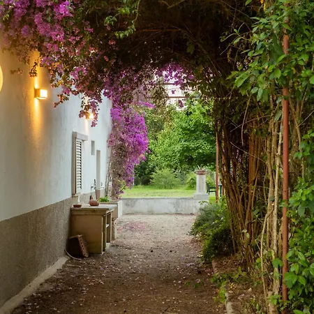Сasa de vacaciones Dimora Lustrelle Con Parco Privato *
